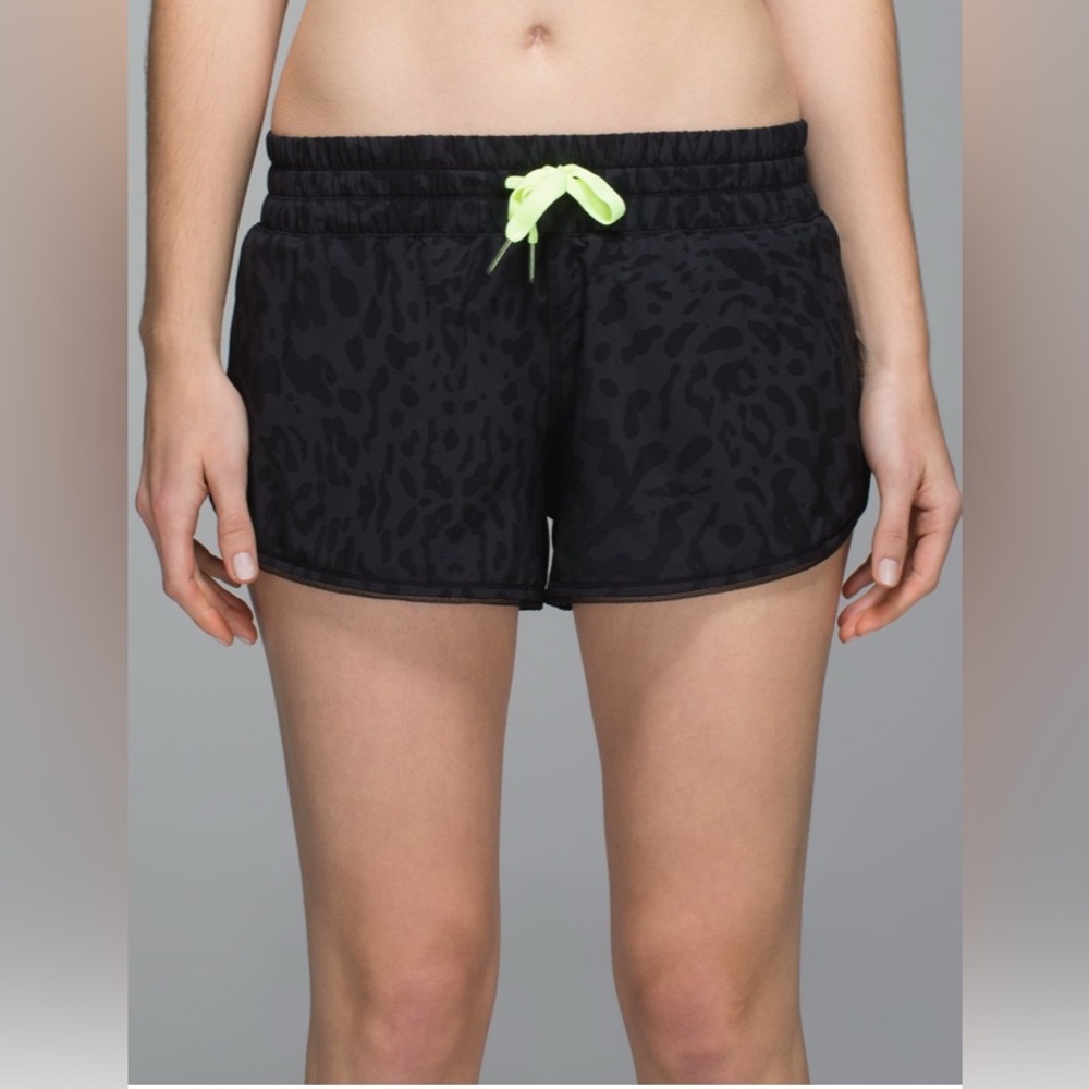 Lululemon Seek The Heat Short
Animal Swirl Deep Coal Black EUC